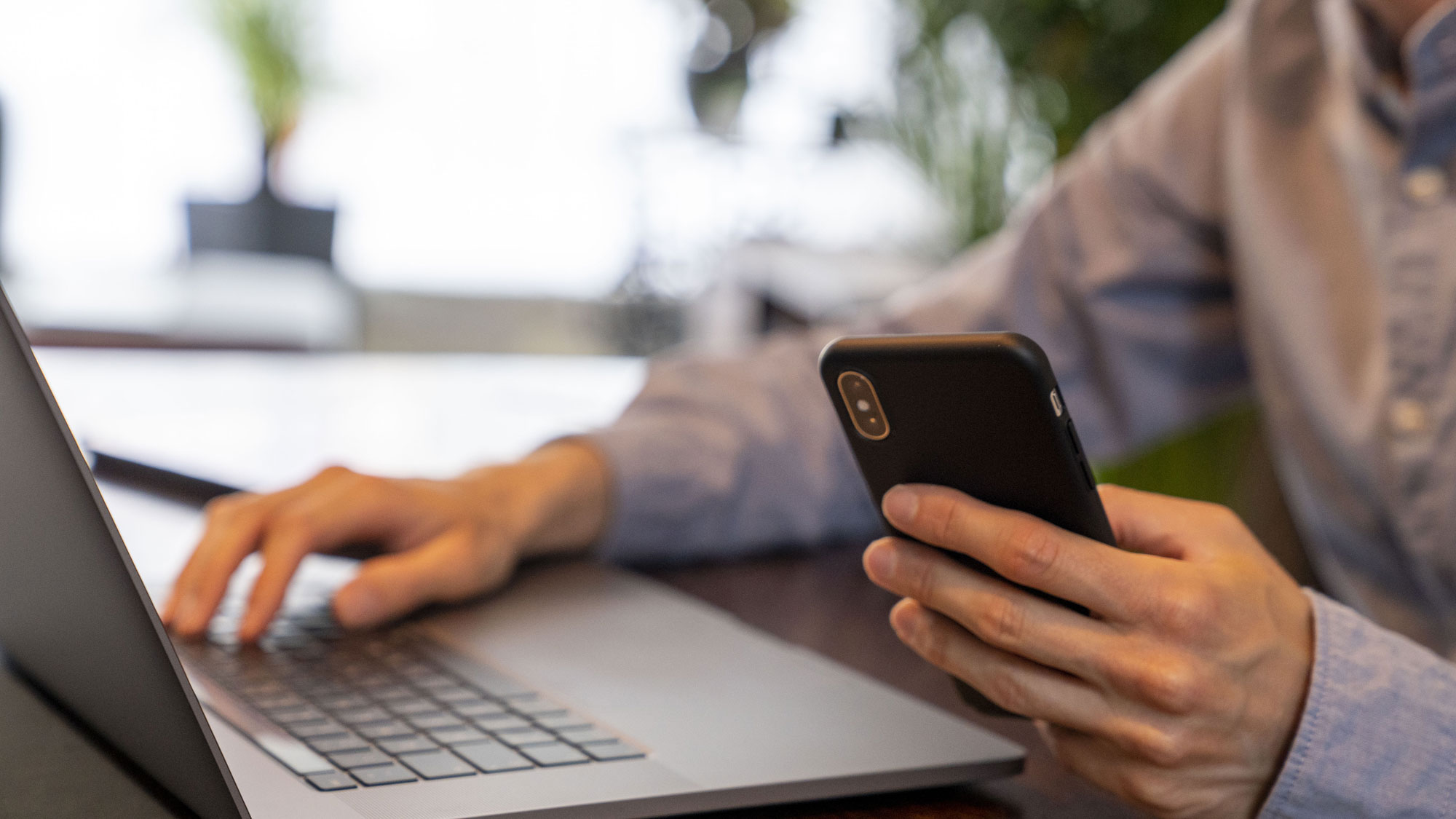 Kontaktaufnahme über E-Mail oder Telefon